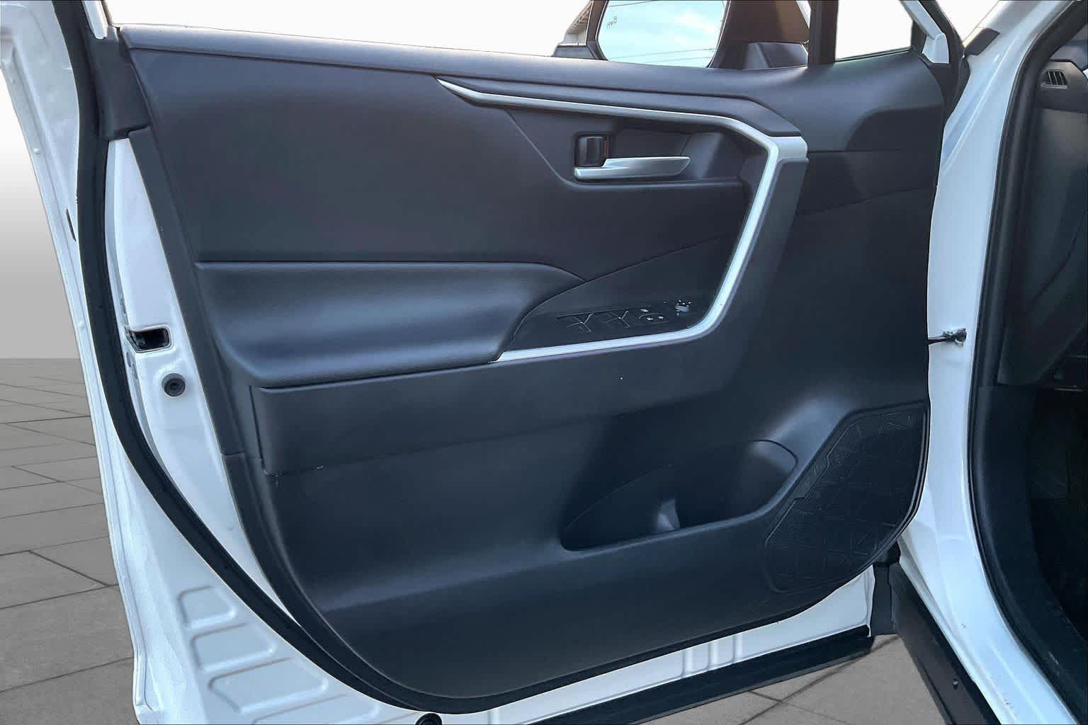 Used 2025 Toyota RAV4 XLE FWD image 21