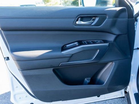 Certified 2025 Nissan Pathfinder SL image 18