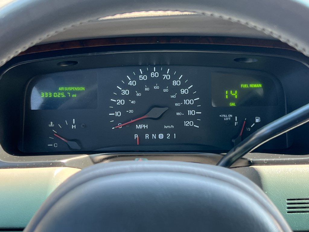 Used 1999 Lincoln Town Car Executive RWD image 27