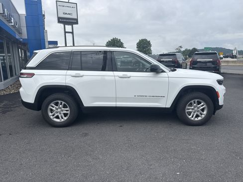 Used 2023 Jeep Grand Cherokee Laredo w/ Luxury Tech Group I AWD/4WD image 2