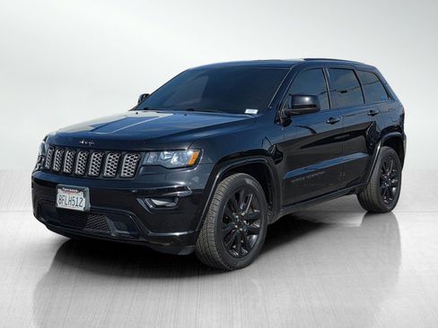 Used 2018 Jeep Grand Cherokee Altitude RWD image 3