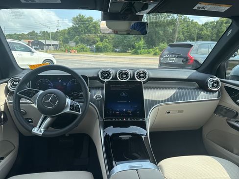 Used 2025 Mercedes-Benz GLC 350e 4MATIC image 9