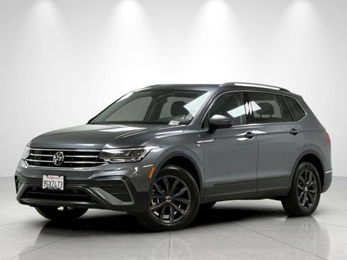 Used 2023 Volkswagen Tiguan SE w/ Panoramic Sunroof Package FWD image 1