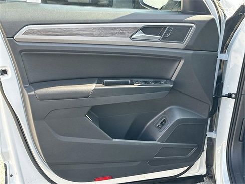 Used 2020 Volkswagen Atlas Cross Sport SE w/ Panoramic Sunroof Package image 21