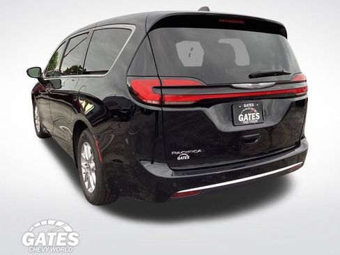 Used 2024 Chrysler Pacifica Touring-L FWD image 7