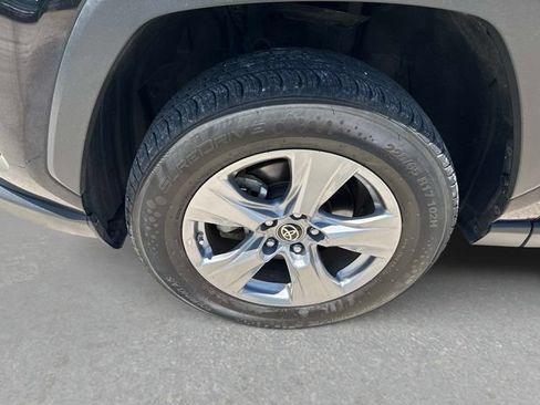 Used 2022 Toyota RAV4 LE AWD/4WD image 10