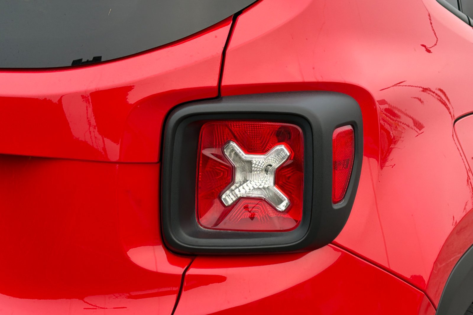 Used 2021 Jeep Renegade Latitude FWD image 39