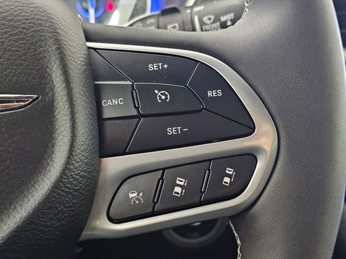 Used 2025 Chrysler Pacifica Select image 23