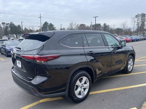 Used 2024 Toyota Highlander LE image 5