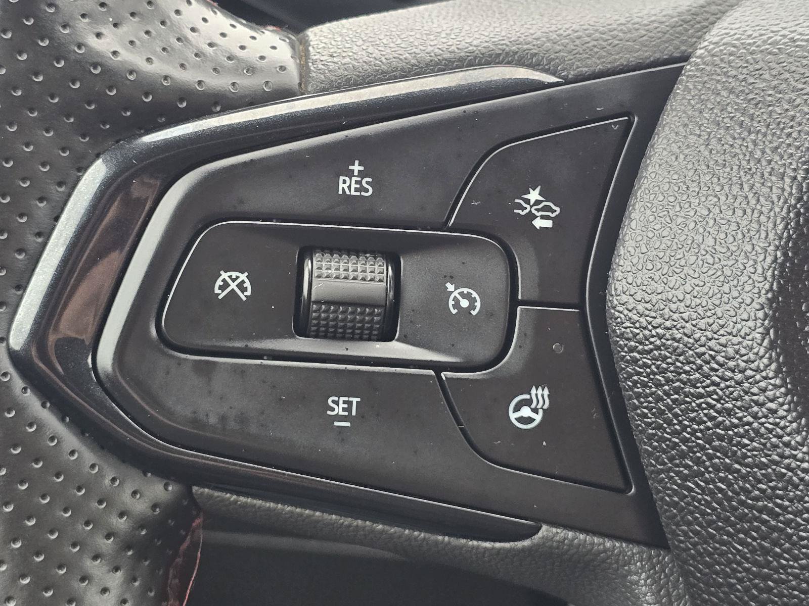 Used 2025 Chevrolet Trax RS FWD image 30