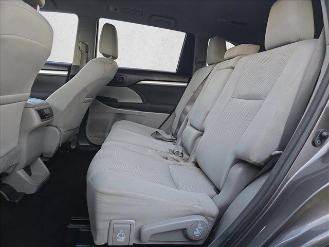 Used 2018 Toyota Highlander LE FWD image 18