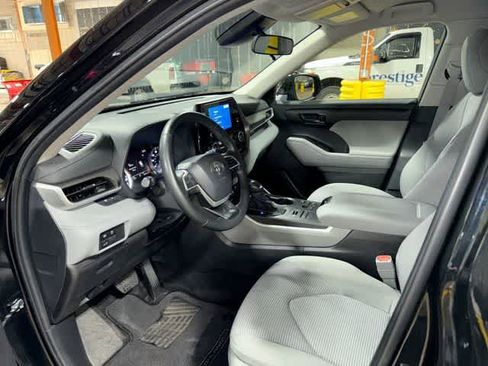 Used 2024 Toyota Highlander LE AWD/4WD image 29