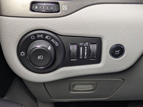 Used 2019 Jeep Cherokee Limited image 17