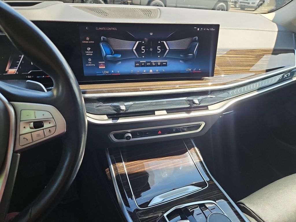 Used 2025 BMW X7 xDrive40i w/ Premium Package AWD/4WD image 19