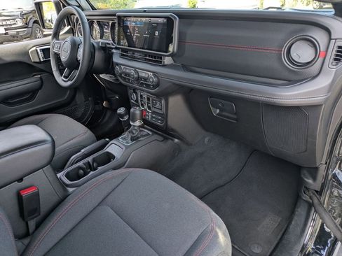 Used 2025 Jeep Wrangler Unlimited Rubicon w/ Convenience Group AWD/4WD image 30