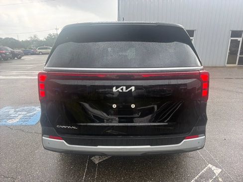 Used 2025 Kia Carnival FWD image 8