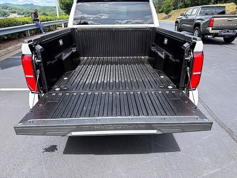 Certified 2025 Toyota Tacoma SR5 AWD/4WD image 21