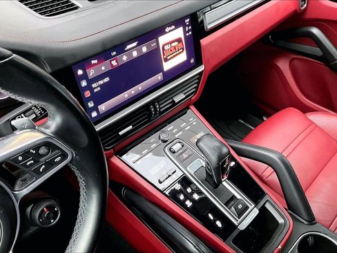 Used 2023 Porsche Cayenne Platinum Edition image 32