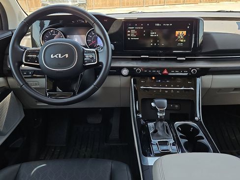 Used 2024 Kia Carnival EX FWD image 15