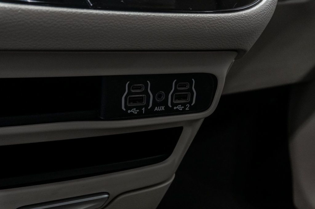 Used 2023 Chrysler Pacifica Touring-L FWD image 19