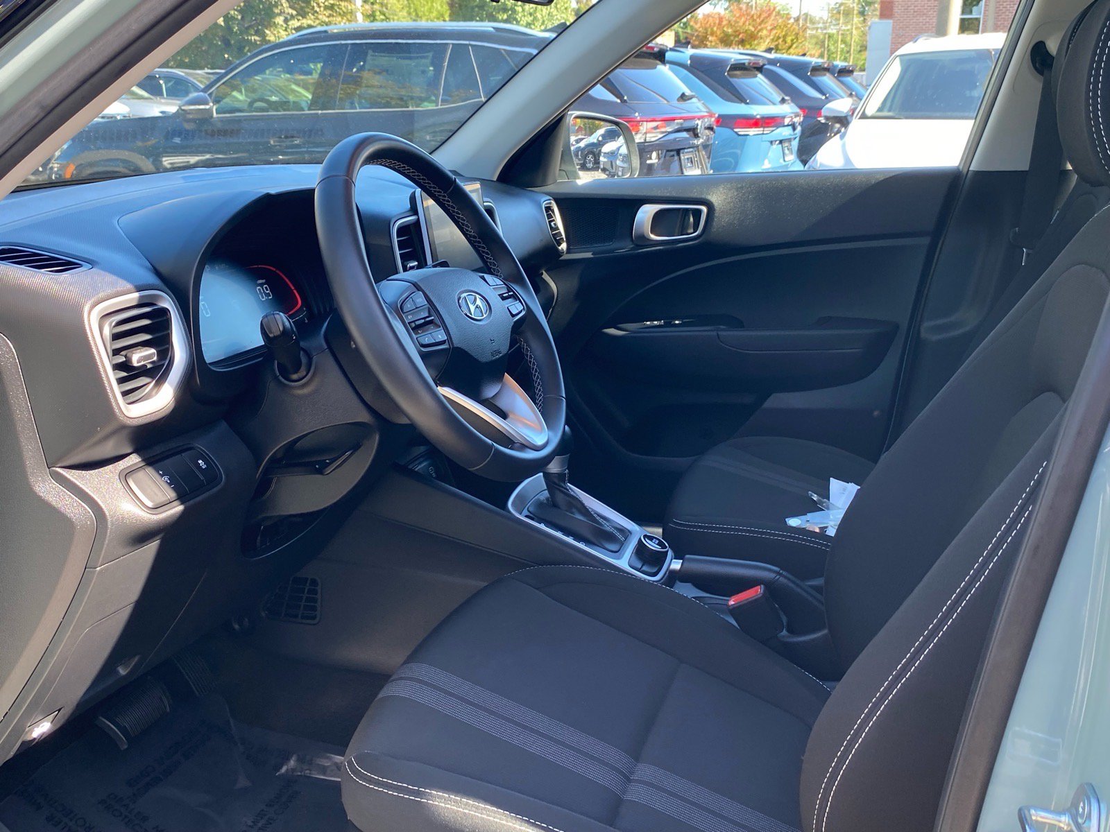 Used 2025 Hyundai Venue SEL FWD image 12