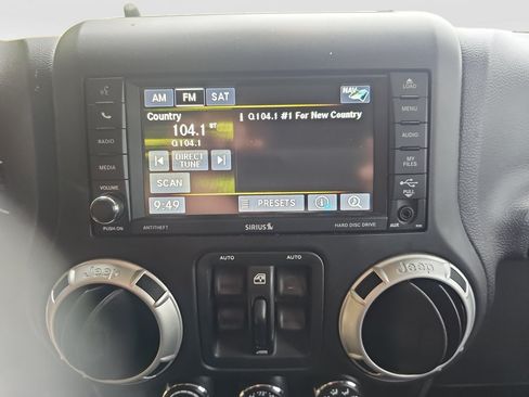 Used 2013 Jeep Wrangler Unlimited Sahara w/ Connectivity Group AWD/4WD image 21