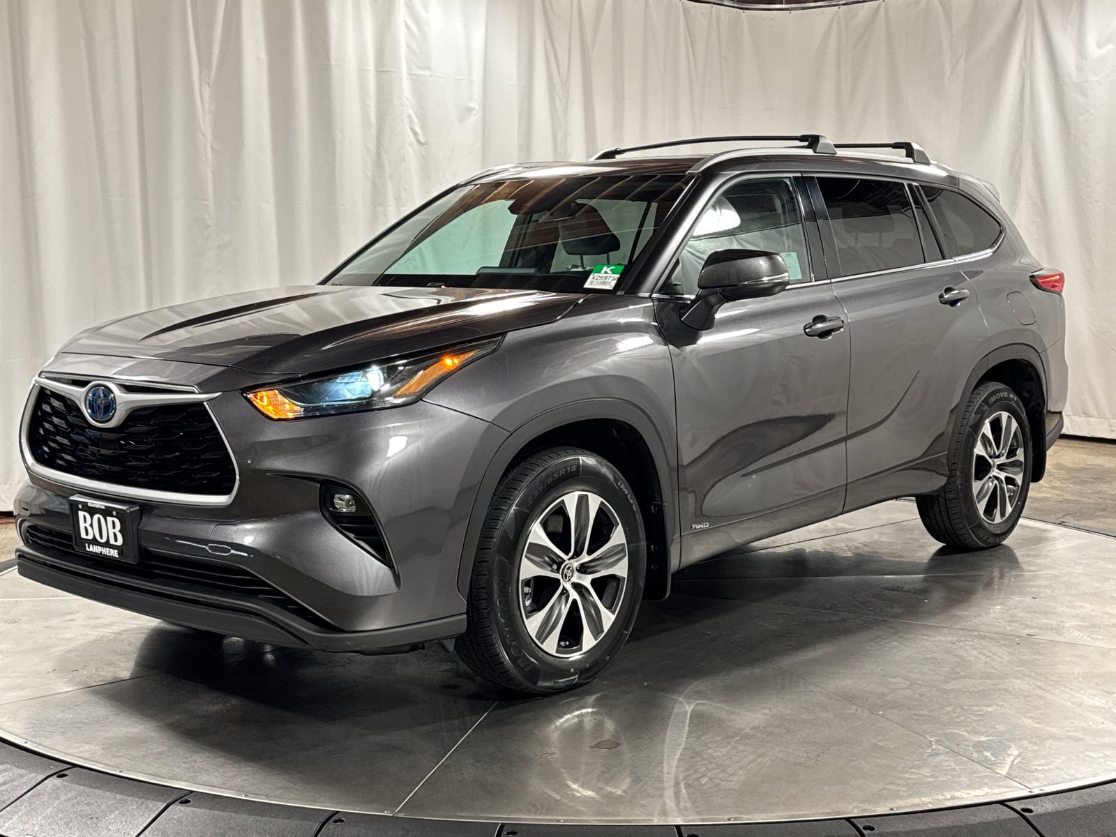 Used 2022 Toyota Highlander XLE AWD/4WD image 1