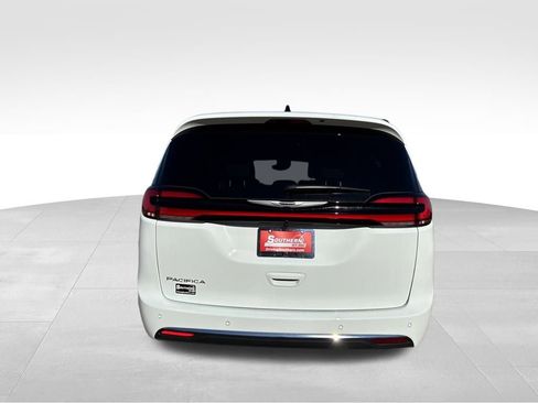 New 2026 Chrysler Pacifica Select image 4
