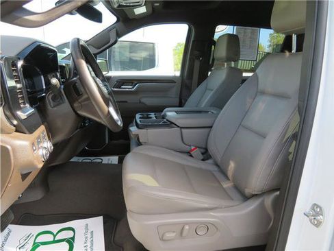 Used 2025 GMC Sierra 1500 SLT image 4