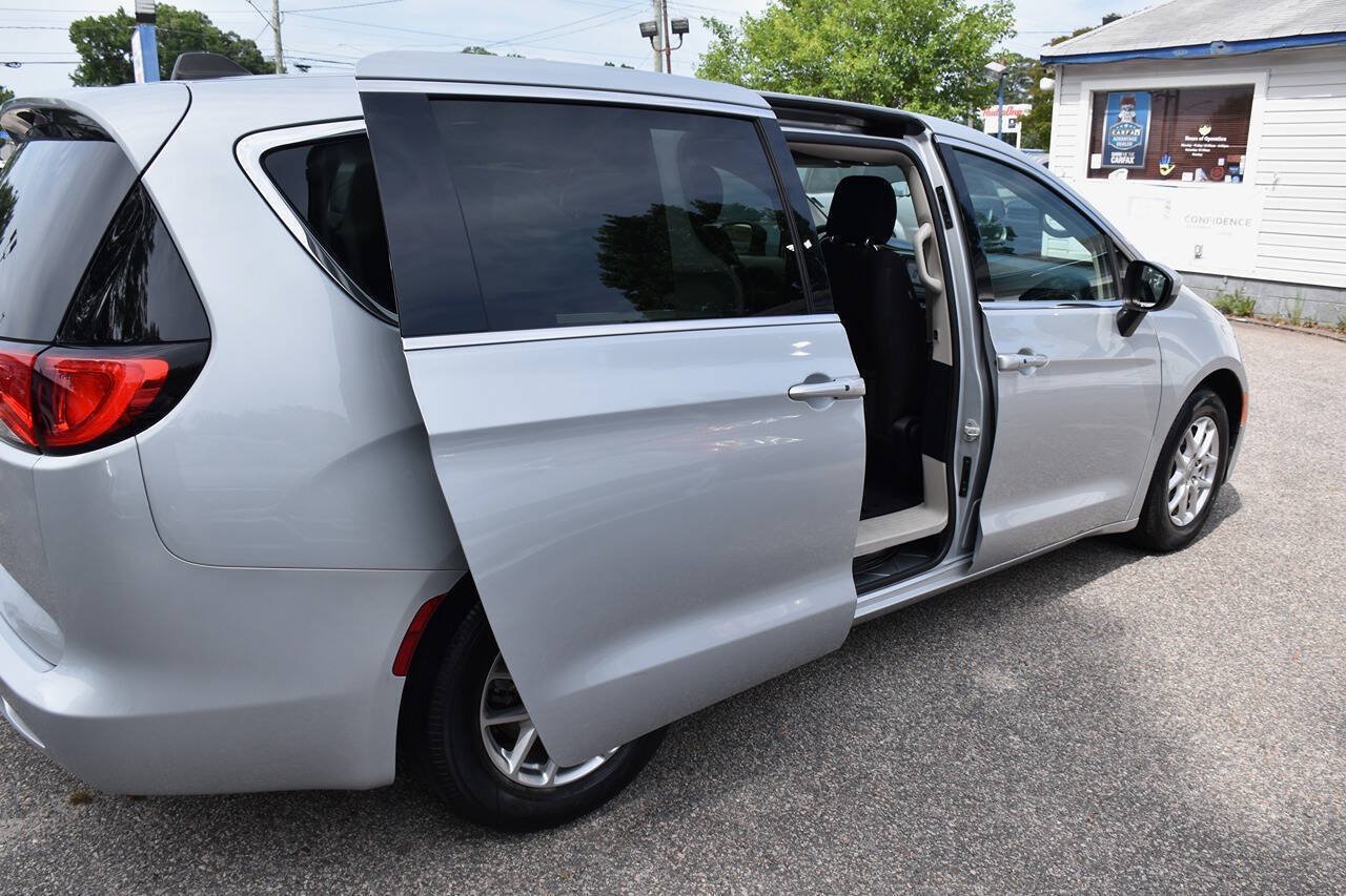 Used 2022 Chrysler Voyager LX FWD image 8
