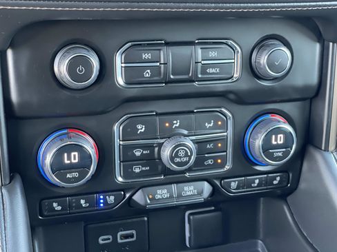 Used 2023 Chevrolet Suburban High Country w/ Premium Package image 15