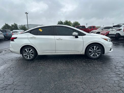 Used 2020 Nissan Versa SV FWD image 4