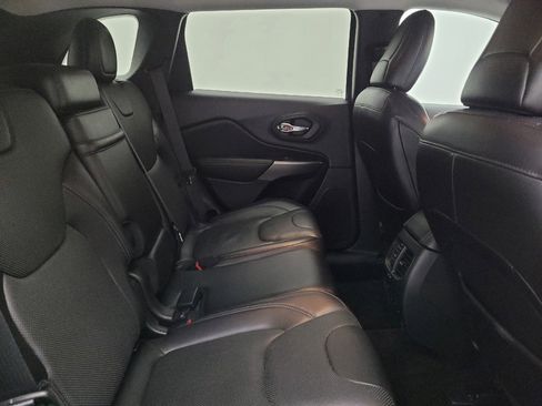 Used 2019 Jeep Cherokee Overland w/ Technology Group image 19