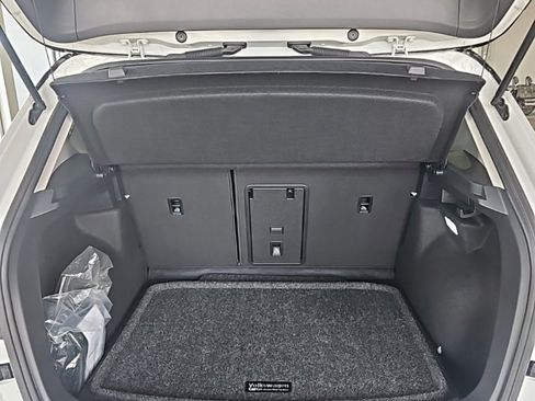 Used 2025 Volkswagen Taos SE image 19