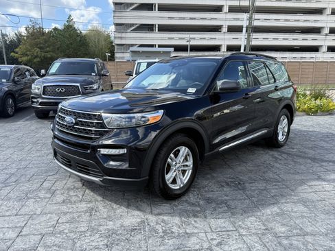 Used 2023 Ford Explorer XLT w/ Equipment Group 202A image 3