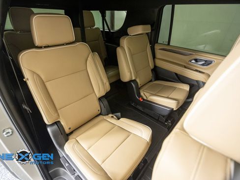 Used 2022 Chevrolet Suburban Premier AWD/4WD image 38