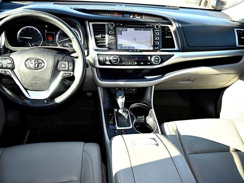 Used 2018 Toyota Highlander XLE image 14