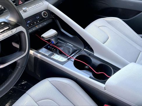 Certified 2024 Hyundai Elantra Limited FWD image 17