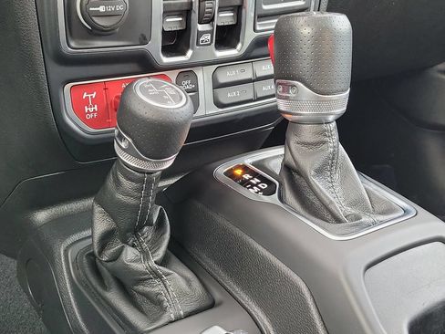 Used 2024 Jeep Gladiator Mojave AWD/4WD image 22