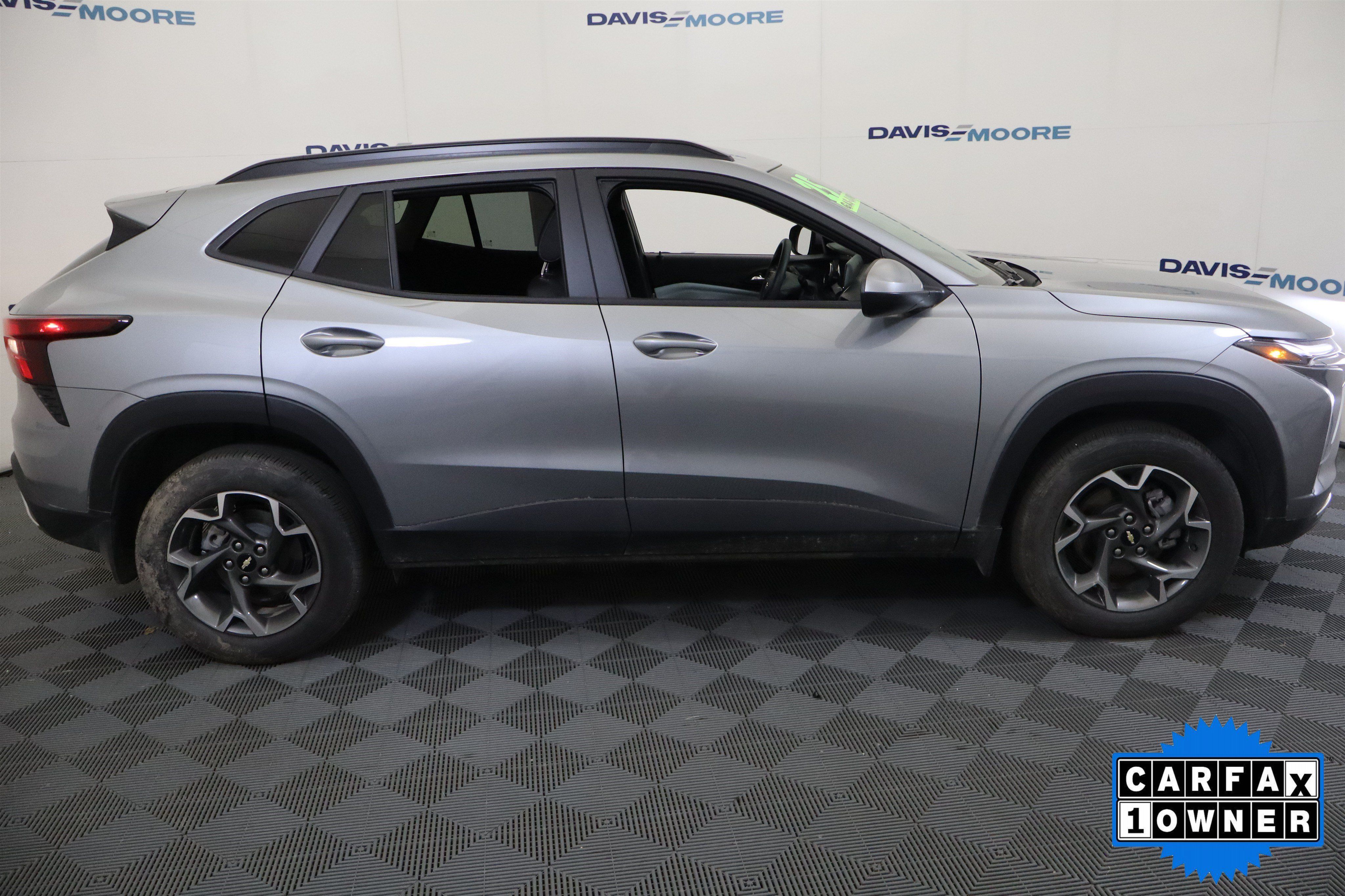 Used 2025 Chevrolet Trax LT FWD image 5