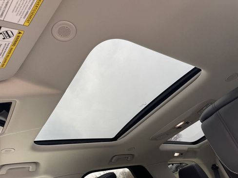 New 2025 Land Rover Discovery Dynamic SE image 9