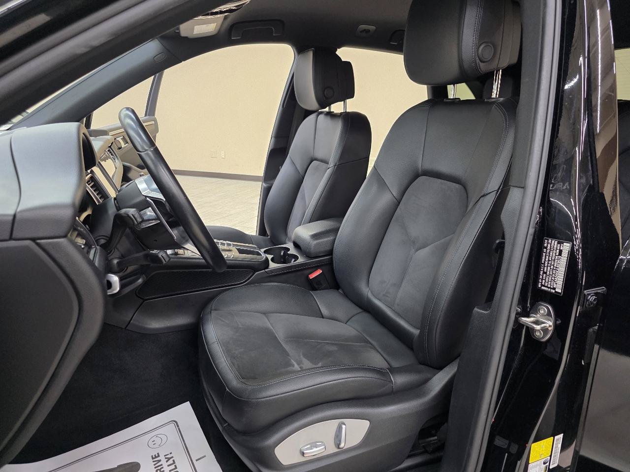 Used 2018 Porsche Macan AWD/4WD image 17