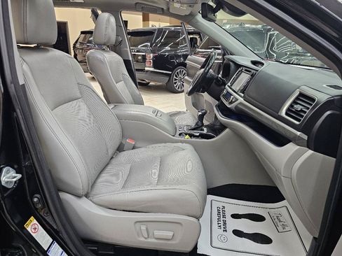Used 2017 Toyota Highlander Limited Platinum AWD/4WD image 22