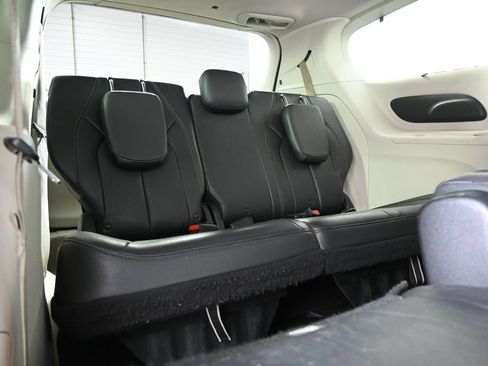 Used 2018 Chrysler Pacifica Touring-L image 17