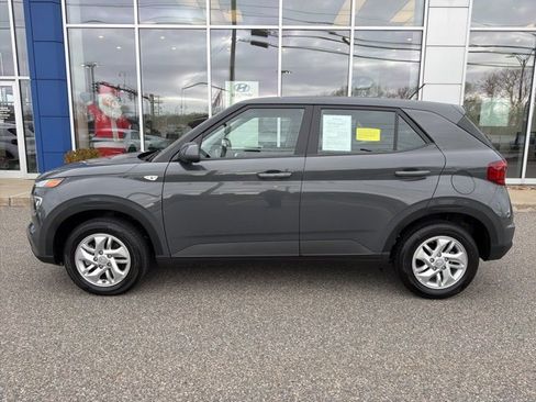 Certified 2025 Hyundai Venue SE image 9