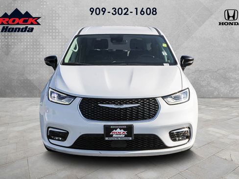 Used 2024 Chrysler Pacifica Touring-L FWD image 2