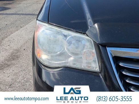 Used 2014 Chrysler Town & Country Touring FWD image 9