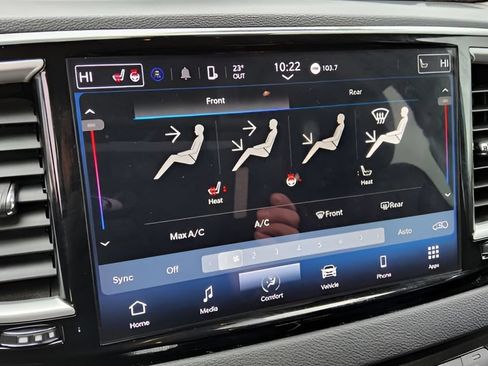 Used 2024 Chrysler Pacifica Touring-L FWD image 11