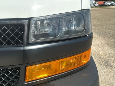 Used 2020 Chevrolet Express 3500 Extended w/ Driver Convenience Package image 9