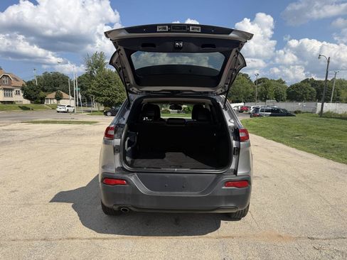 Used 2018 Jeep Cherokee Latitude Plus w/ Cold Weather Group AWD/4WD image 8